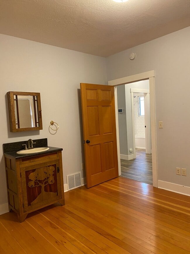 Building Photo - Beautiful 2bdr Bungalow Near Downtown