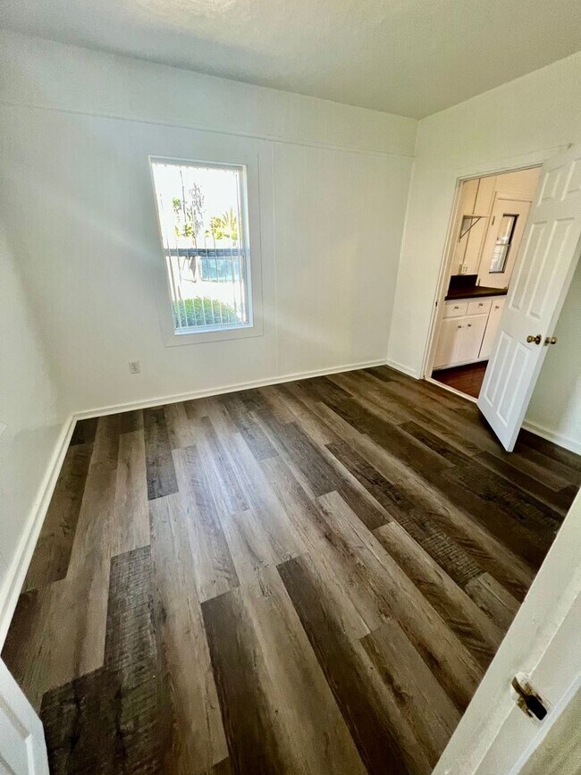 Building Photo - Walk to Beach, W/D, Shared Yard, Parking, No Pets