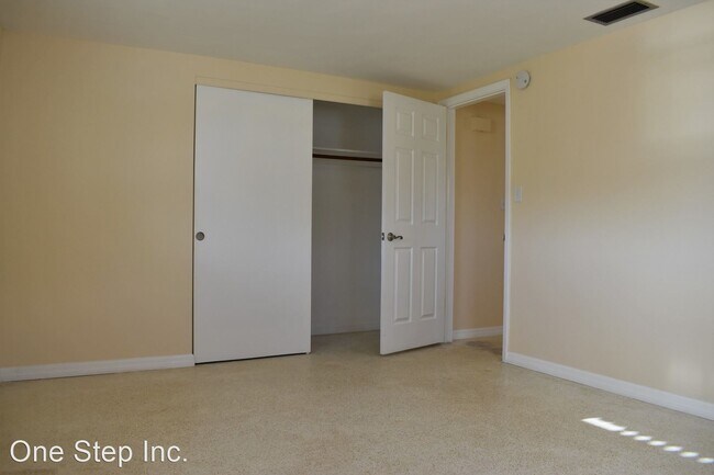 Building Photo - 2 br, 1.5 bath House - 10930 Norwood Av