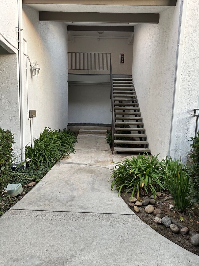 Building Photo - LA MESA GEM...MOVE IN READY! SPACIOUS 1-BE...