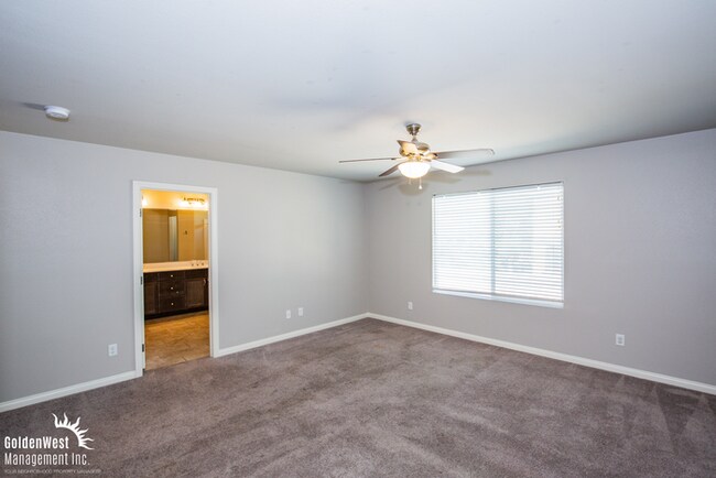 Building Photo - Gorgeous 4Bdm 2.5Ba Two-Story Home in Sout...
