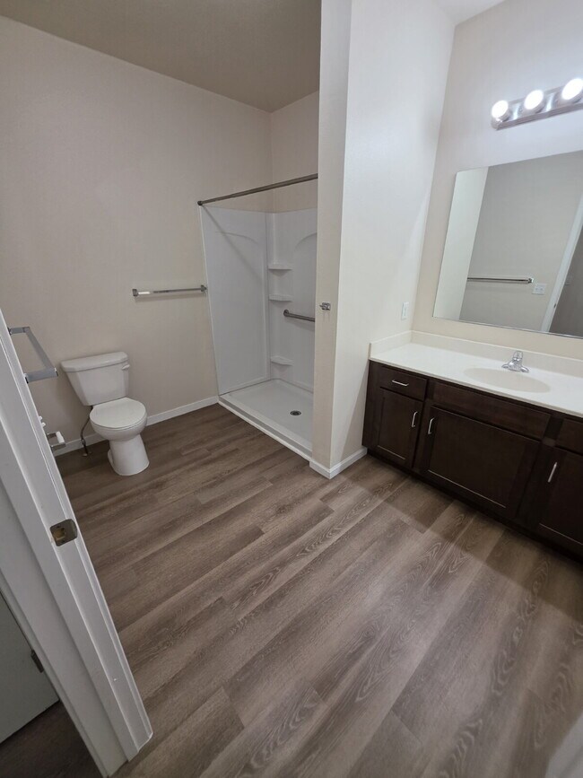 Building Photo - 2 Bedroom | 1 Bathroom 2nd Floor Apartment Available RIGHT NOW!