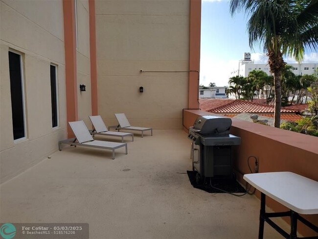 Building Photo - 801 S Ocean Dr