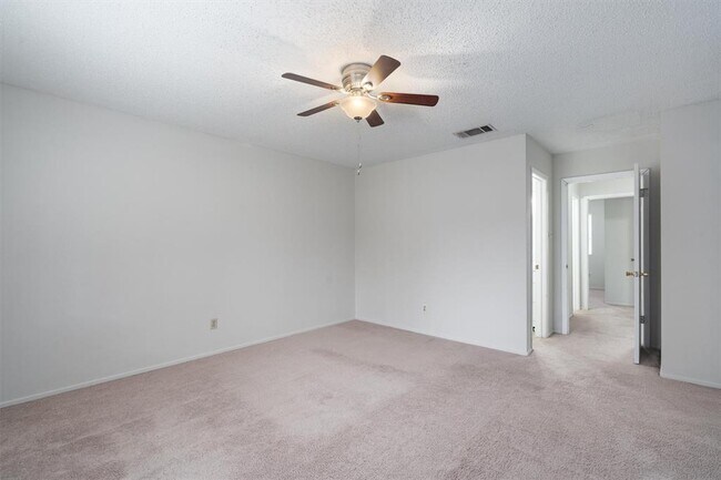Building Photo - 2204 Silver Spur Dr