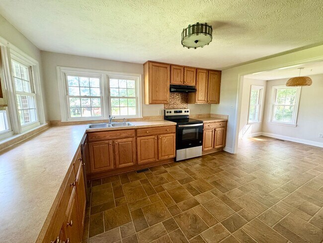 Building Photo - Beautiful home surrounded by nature & beauty!