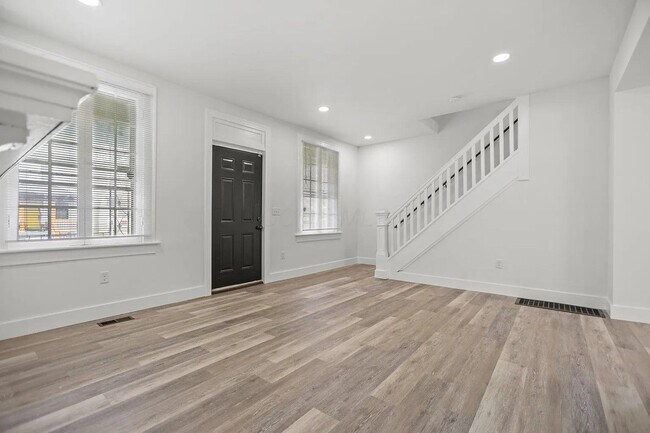 Building Photo - 852 Oakwood Ave