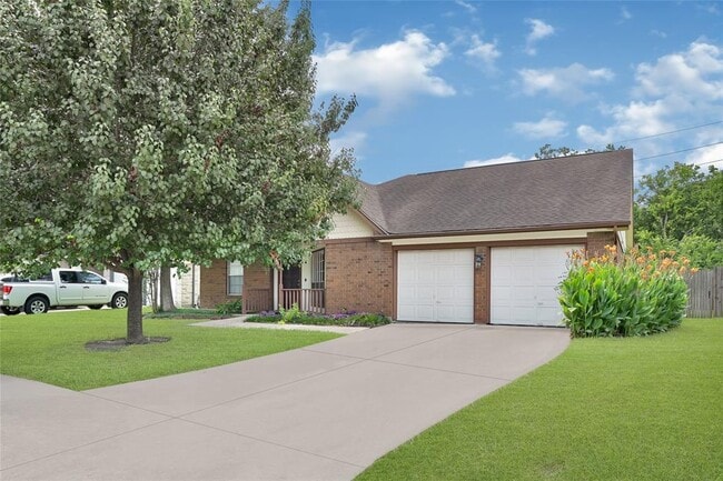 Building Photo - 2215 Saradon Dr
