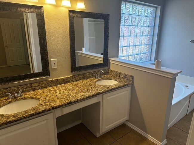 Building Photo - Amazing home in Farmington Estates!