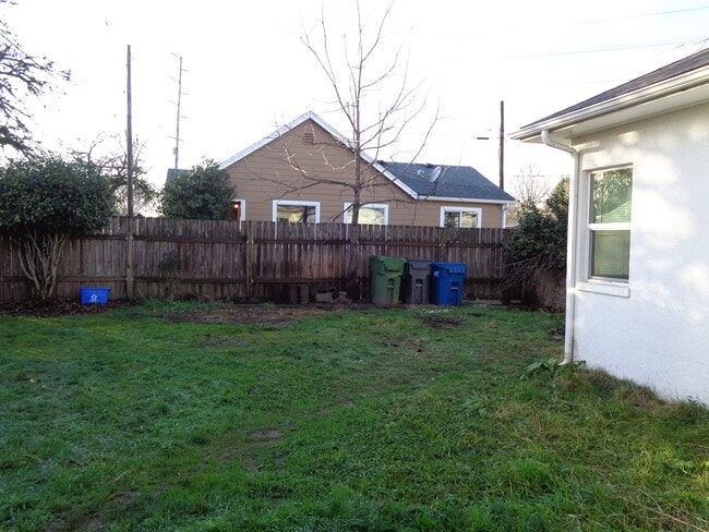 Building Photo - 2515-MHH2515 Laurel Ave NE