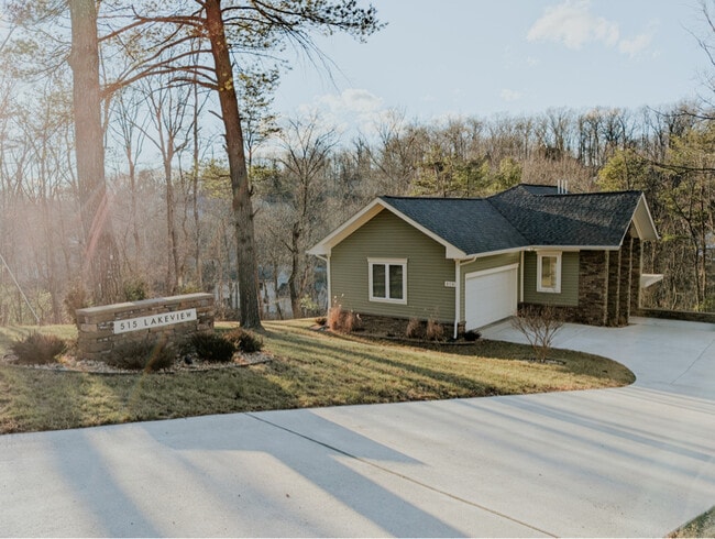 Building Photo - 515 Lakeview Dr
