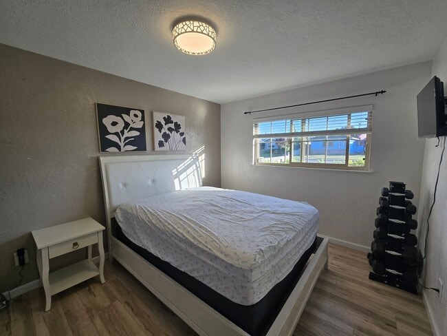 Building Photo - Stunning 4BR/2BA Fortuna home in quiet nei...