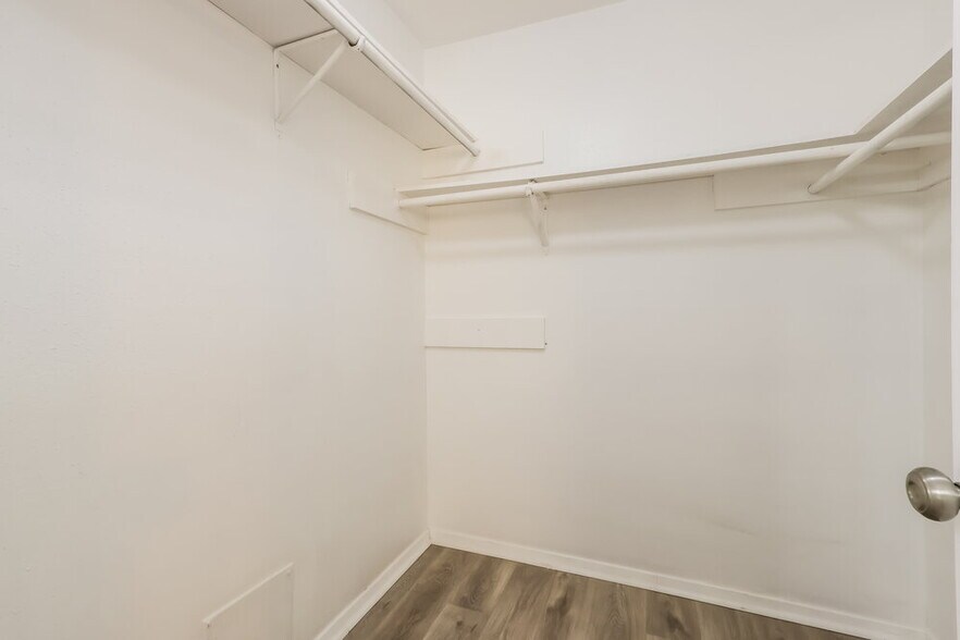 Building Photo - 7411 Skylight Ln
