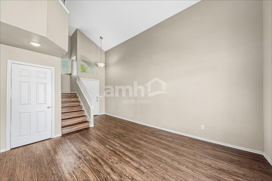 Building Photo - 1717 Cedar Bluffs Way