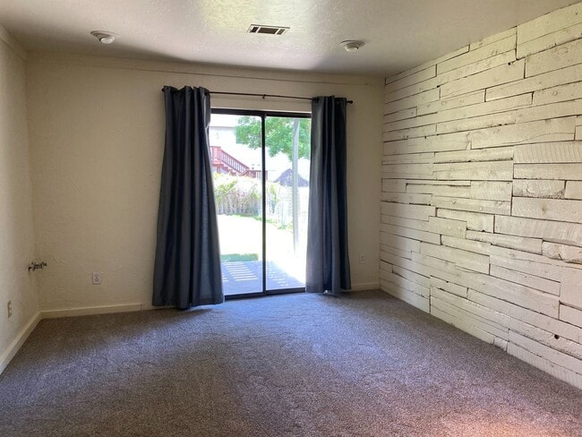 Building Photo - Half off of first months rent if a lease is signed before February 28th! 3 BED // 2 BATH HOME WIT...
