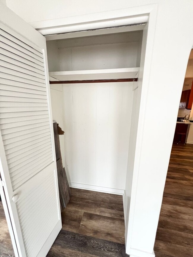 Building Photo - ALL UTILITIES INCLUDED! 4 bed, 1 bathroom ...