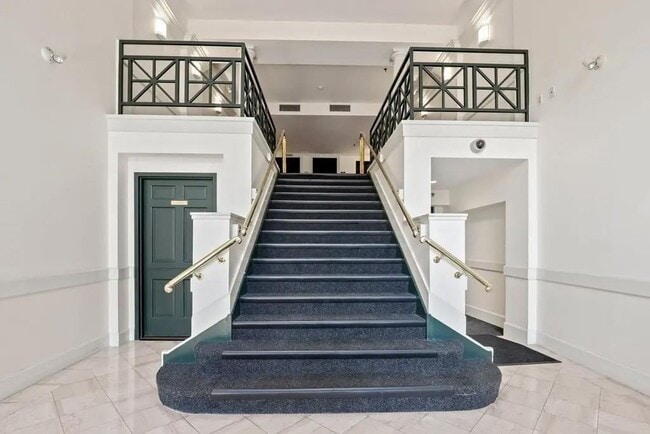 Building Photo - Spacious one bedroom