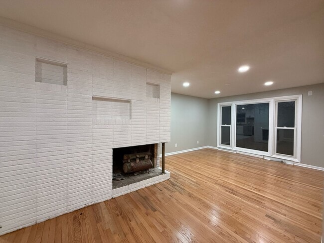 Building Photo - 9900 Richmond Dr