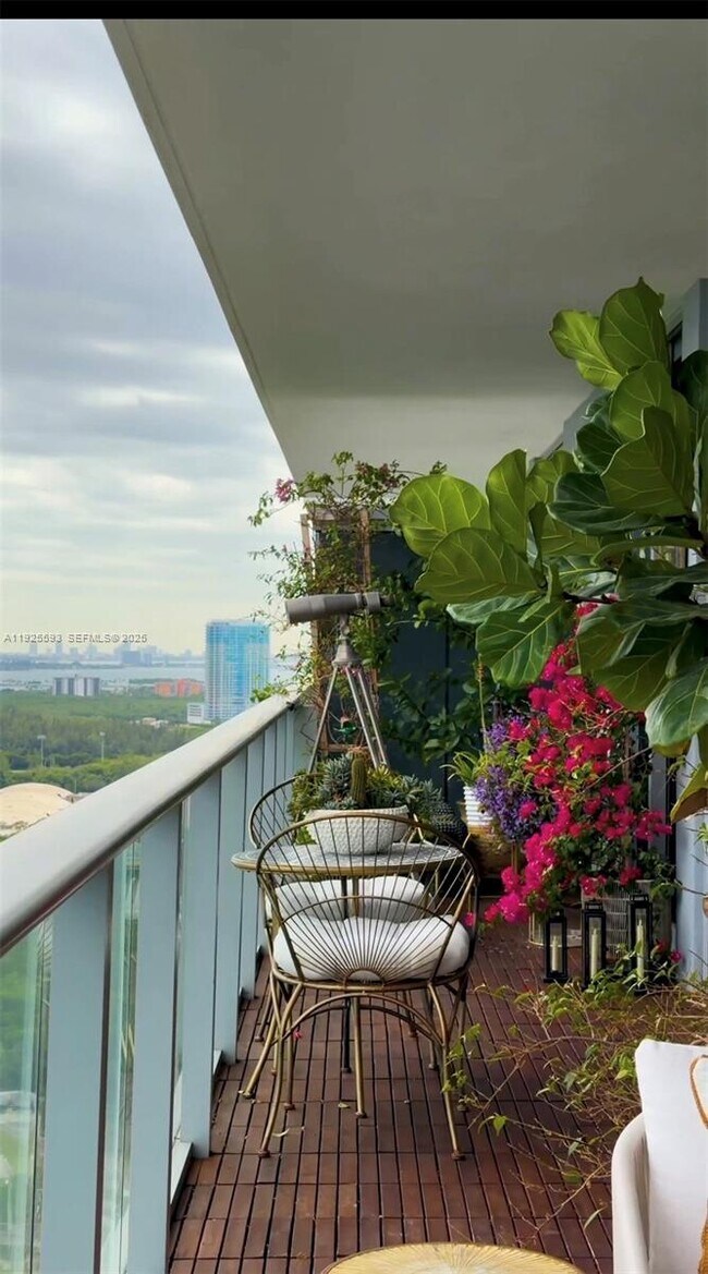 Building Photo - 16385 Biscayne Blvd