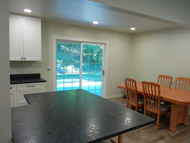 Building Photo - 996 Thrushwood Dr