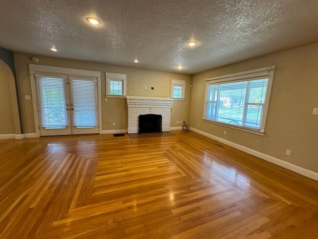 Building Photo - 3 bed 2.5 bath near Pacific Terrace
