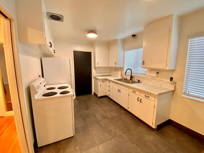 Building Photo - Recently Remodeled 3BD/2BA Southside Downtown Livermore Single-Family Home!