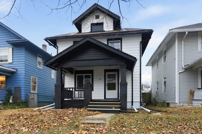 Building Photo - Freshly Updated 3-Bed Home with Back Parking