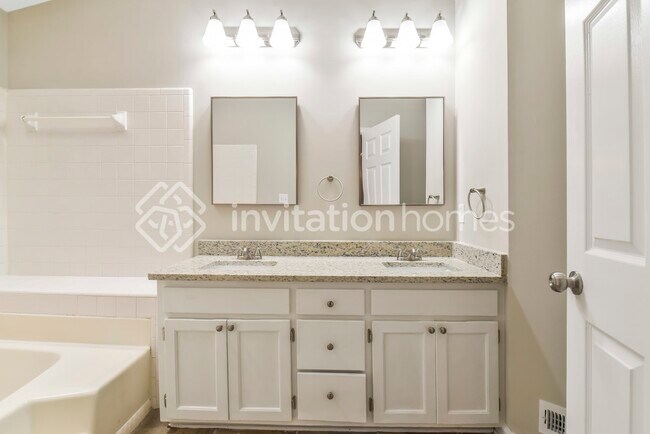 Building Photo - 7311 Canyon Dr