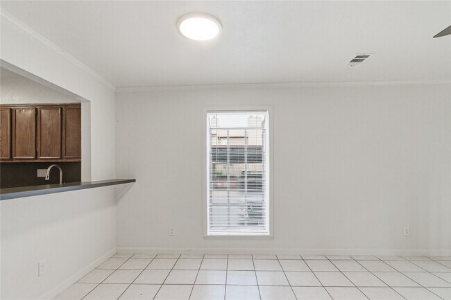 Building Photo - 11000 Kinghurst Dr