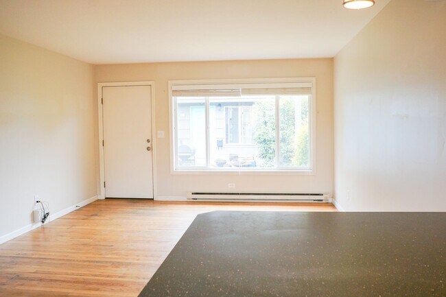 Building Photo - Updated Vintage 2Bed Courtyard Flat w/Hard...