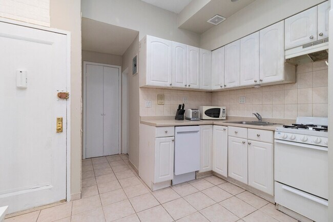 Building Photo - 250 E 82nd St