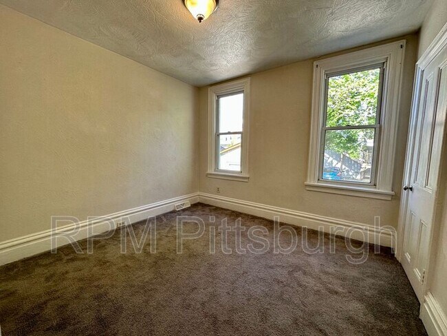 Building Photo - 817 N Sheridan Ave