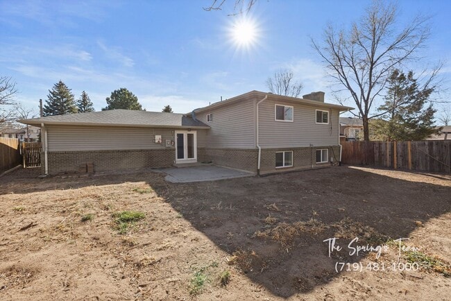 Building Photo - CHARMING 5BD/3BA NEAR FT CARSON - Deposit Waiver Available