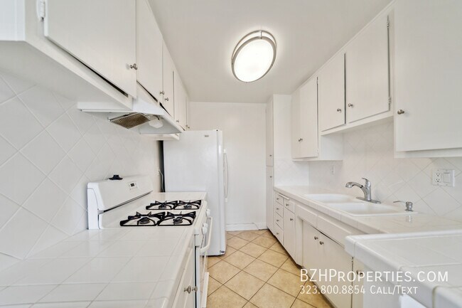 Building Photo - 7540 Hampton Ave