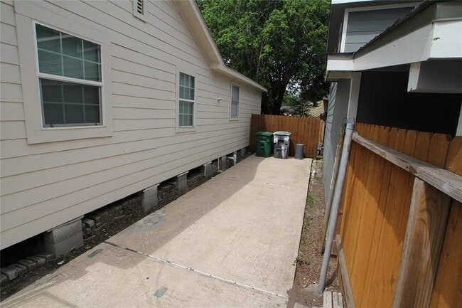 Building Photo - 1220 Reese St