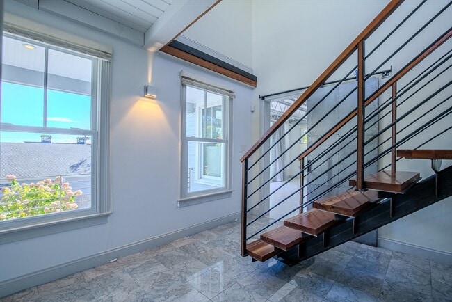 Building Photo - 6R Breakwater Ave