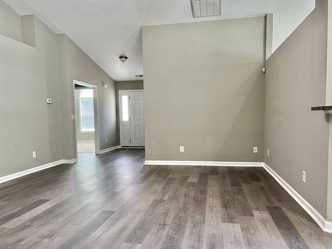 Building Photo - Spacious 3 BR House w/ Fenced Backyard and...