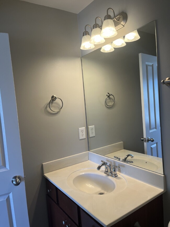 Building Photo - "Charming 2-Bed Townhouse Retreat with 2.5...