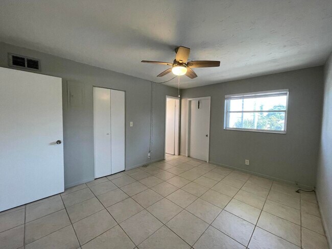 Building Photo - 306 E Ocean Ave