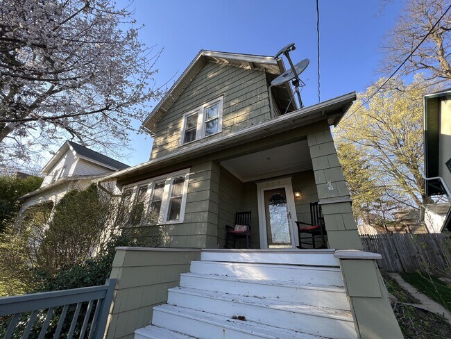 Building Photo - 519 School St