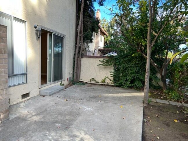 Building Photo - Spacious Los Gatos town home with two car garage.