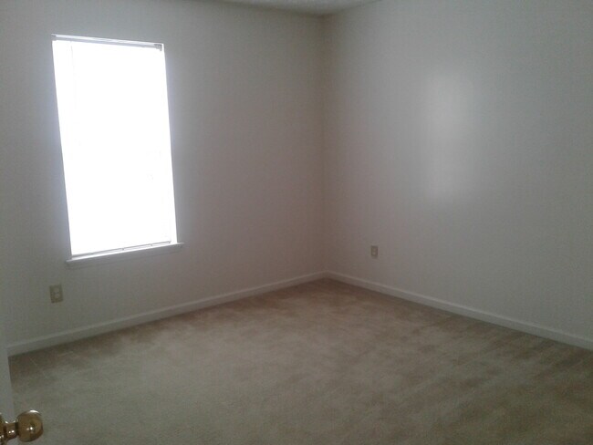 Building Photo - 2 Bedroom 1 Bath Upstairs Unit "Call us about our Move in Special"