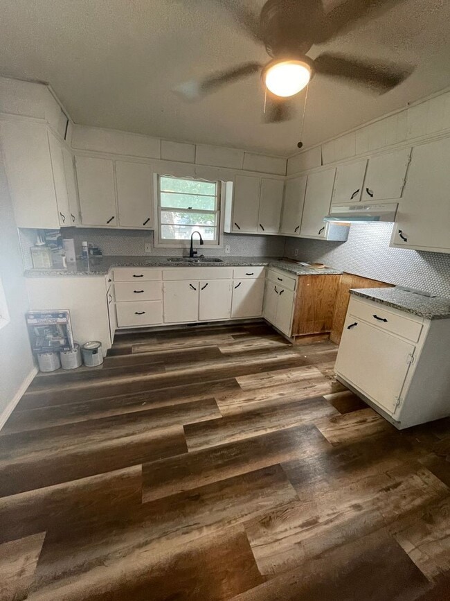Building Photo - 3 Bed 2 Bath Carport Available Now!!