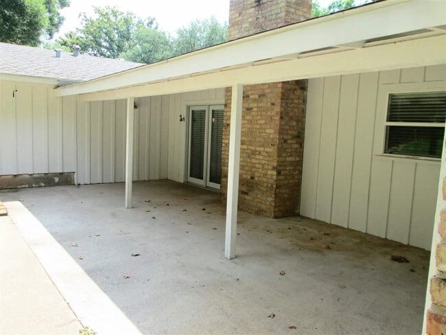 Building Photo - 1002 Clyde Dr