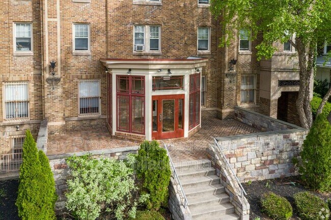 Primary Photo - 2809 W Queen Ln