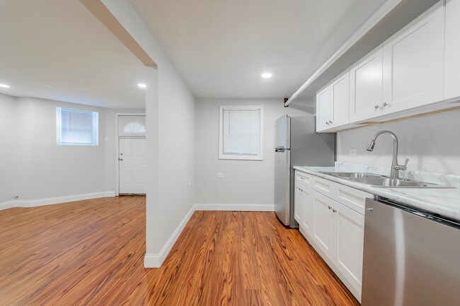 Building Photo - 666 E 50th Pl