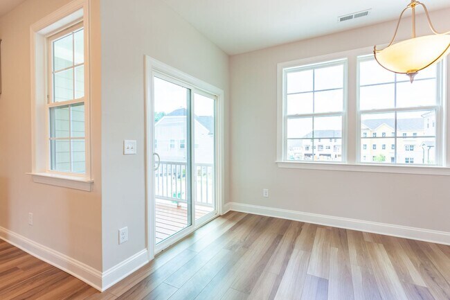 Building Photo - BEAUTIFUL TOWNHOME WITH COMMUNITY POOL