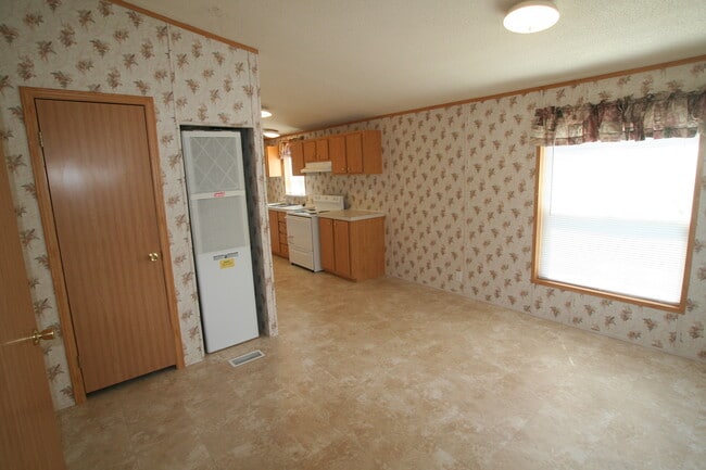 Building Photo - 3 Bedroom Modular Home in Babcock Vista!