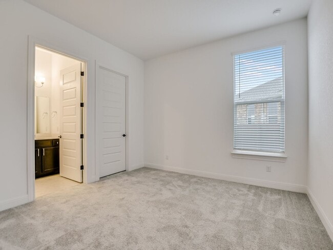 Building Photo - ONE-STORY Home in Marble Falls - 2932 SF with THREE-CAR GARAGE - On a CUL-DE-SAC!