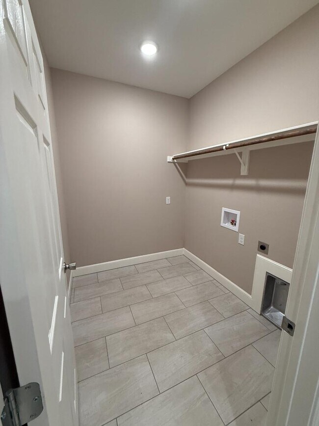 Building Photo - 267 NE Ave F