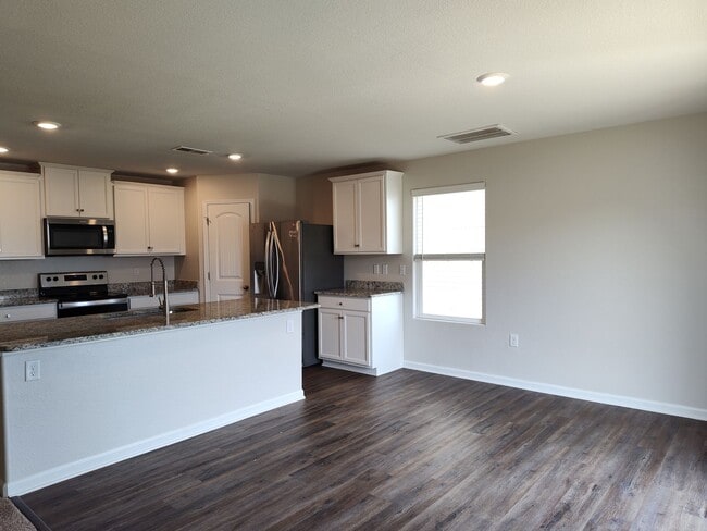 Building Photo - Beautiful, ready to move in home in Creedm...